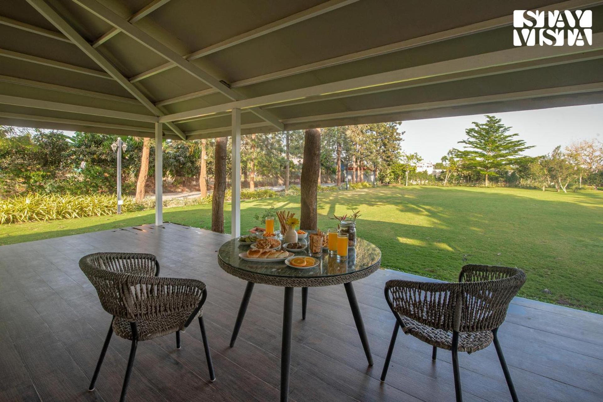Stayvista'S Silver Grove - Serene Haven With Expansive Lawn & Terrace Насик Экстерьер фото
