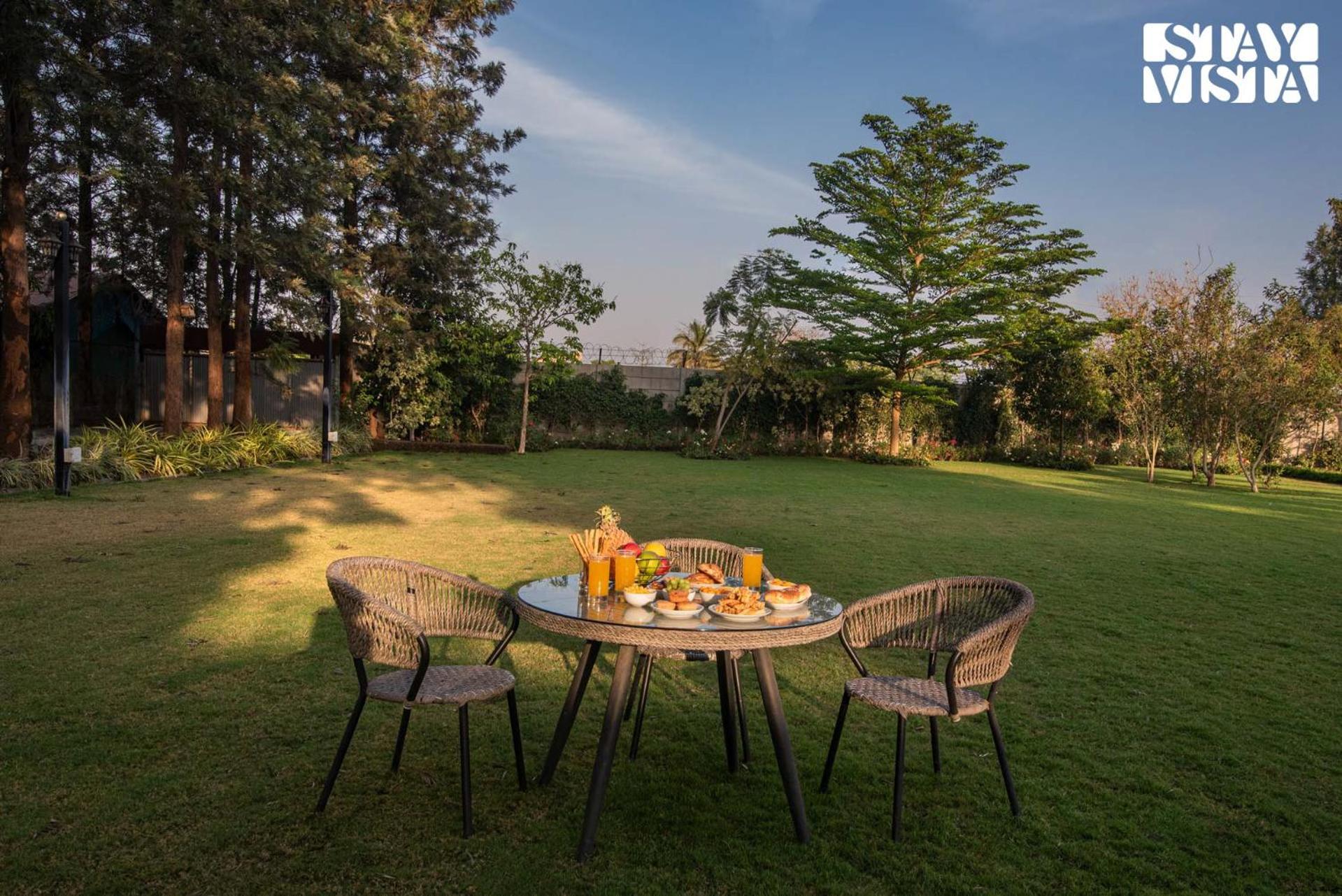 Stayvista'S Silver Grove - Serene Haven With Expansive Lawn & Terrace Насик Экстерьер фото